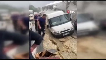 İstanbul'da şiddetli yağıştan dolayı yol çöktü! Su baskınları yaşanıyor