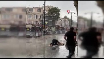 İstanbul'da bir vatandaş yağmur altında namaz kıldı