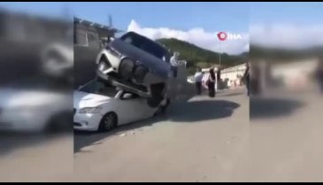Bursa'da kontrolden çıkan cip, park halindeki aracın üzerine düştü