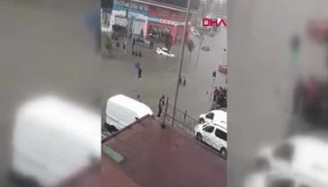 İstanbul'daki selden yeni görüntüler: Öğrenciler yolun karşısına böyle geçti!