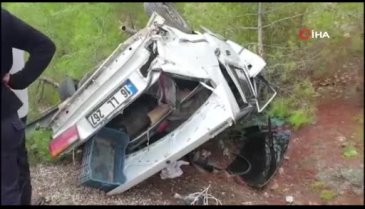 Bursa'da  direksiyon başında uyuyakaldı! Ağaçlara çarpıp takla attı