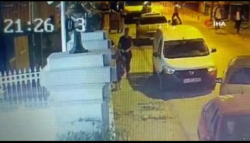Hırsız güvenlik kamerasını görünce çaldığı telefonu geri verdi