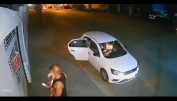 Kendini ve kızını pitbull cinsi bir köpeğinden işte böyle korudu!