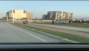 Bursa'da bisiklet yolunu kullanan moto kurye kamerada