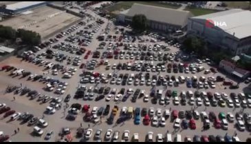 Bursa'da ikinci el oto pazarı hafta sonunda sinek avladı