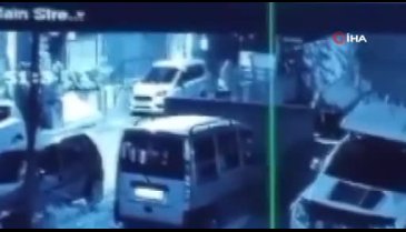 Bursa'da evin önünde araç lastiğini ateşe veren şahıs arkasına bakmadan kaçtı