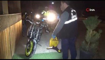 Karaman'da motosikletli sürücü aydınlatma direğine çarptı