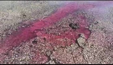 Bursa'da yerin altından kaynayan turşu suyu yolu göle çevirdi