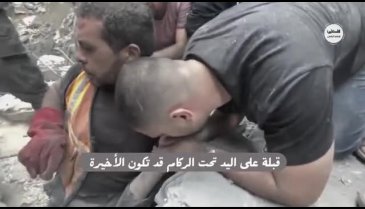 Enkaz altında kalan sevgilisinin defalarca elini öpen bir Filistinli böyle görüntülendi