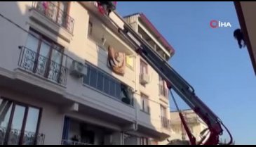 Bursa'da evin çatısında yangın çıktı! Yan binaya da sıçradı