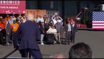 ABD Başkanı Biden Sahneye çıkarken düşüyordu