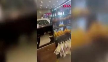 İstanbul'da otomobil ekmek fırınına daldı! 1 yaralı