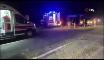 Nevşehir'de işçileri taşıyan minibüs refüje çarptı! 7 yaralı