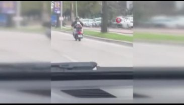 Bursa'da motosiklet sürücüsü baba bebeğini arkasına bağladı