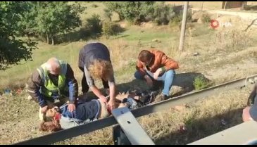 Bursa Orhangazi'de lüks araç emniyet şeridindeki kamyonete çarptı