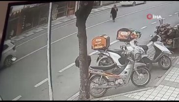 Bursa'da yolun karşısına geçmek isterken otomobil çarptı