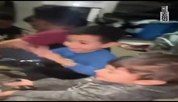 Gazze'de hayatta kalan çocuklar her şeyden habersiz oyun oynadı...