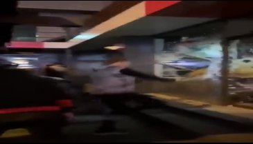 İsrail karşıtı protestolarda bir grup, McDonald's şubesine saldırdı