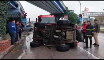 Samsun'da viyadük ayağına çarpan cip devrildi
