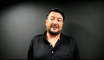 Onur Büyüktopçu: Tiyatro insanı iyileştirir