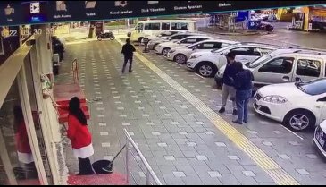 Bursa'da baltayla park halindeki araçlara saldırdı!