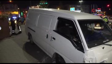 Bursa'da minibüs önce taksiye ardından yayalara çarptı: Yaralılar var