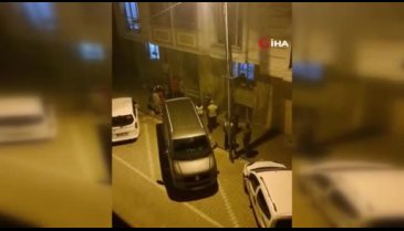 İstanbul'da babasını dövdüğü iddia edildi! Mahallelinin üzerine eşya fırlattı
