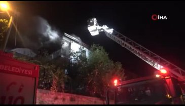 Kocaeli'de balkonda çıkan yangın çatıya sıçradı!