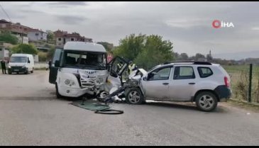 Bursa'da minibüs ile cip çarpıştı: 11 kişi yaralandı