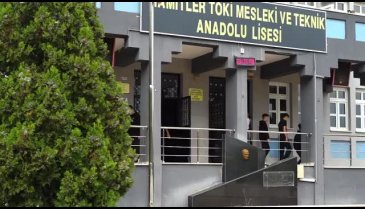 Bursa'da liseli öğrencilerden "100. yıl" koreografisi