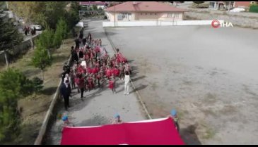 Bitlis'te kortej yürüyüşü yapan miniklerden asker ağabeylerine sürpriz