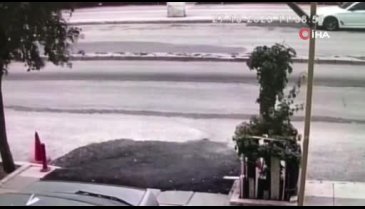 Elazığ'da midibüsün neden olduğu kaza, güvenlik kamerasına yansıdı