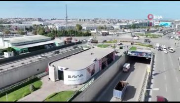 Alinur Aktaş çarşı esnafına Türk Bayrağı ve ay-yıldızlı şapkalar hediye etti