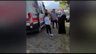 Bursa'da  elleriyle balık yakalamak isterken gölete düştüler! Son anda babaları kurtardı