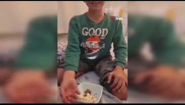 Bursalı Eymen okula giderken bile sarımsak yiyor!