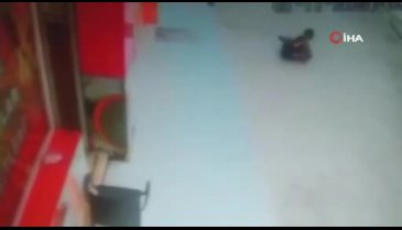 İzmir'de yol üzerinde şakalaşan 2 çocuk otomobilin altında kaldı!
