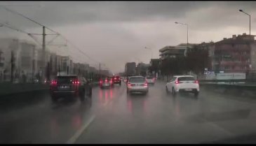 Bursa'da yağış bir anda etkisini gösterdi