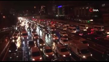 İstanbul'da uzun araç kuyrukları oluştu