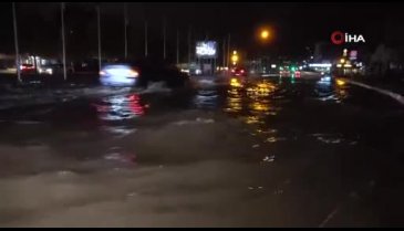 Bursa'da sağanak yağış hayatı olumsuz etkiledi! Rögarlar taştı, caddeler göle döndü