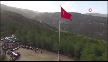 Bursa'da köylüler aralarında para topladı, 100. yıla özel 23 metre uzunluğunda bayrak dikti