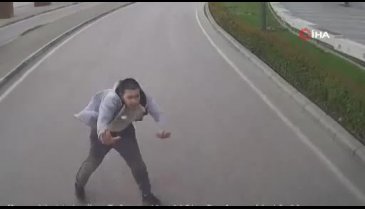 Bursa'da tartıştığı taksicilerden kaçan genç kamerada