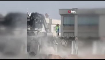 Adana'da bir işçi, tehlikeye aldırmadan damda dans etti