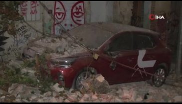 İstanbul'da binadan dökülen taş parçalar 3 aracı pert etti