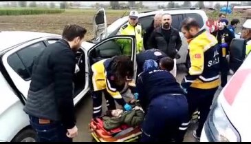 Bursa'da ticari araç ile otomobil kafa kafaya çarpıştı: Yaralılar var