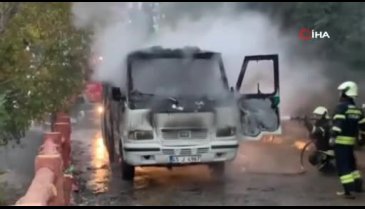 Manisa'da seyir halindeki minibüs alev aldı