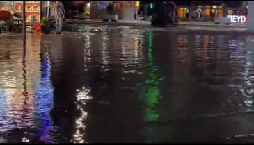 Bursa'da bastıran dolu ve sağanak yüzünden sokaklar göle döndü