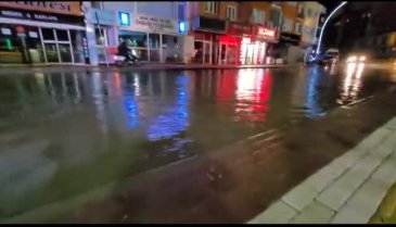 Bursa'da bastıran dolu ve sağanak yüzünden sokaklar göle döndü -2