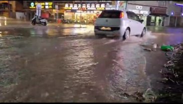 Bursa'da bastıran dolu ve sağanak yüzünden sokaklar göle döndü -3