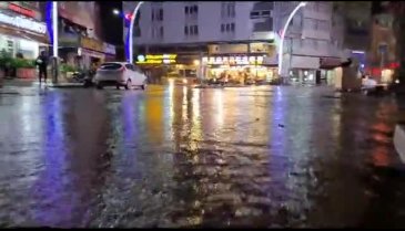 Bursa'da bastıran dolu ve sağanak yüzünden sokaklar göle döndü -4