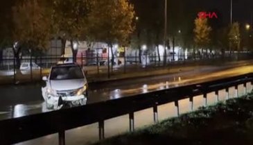 Bursa'da otomobil kontrolden çıkarak bariyerlere çarptı